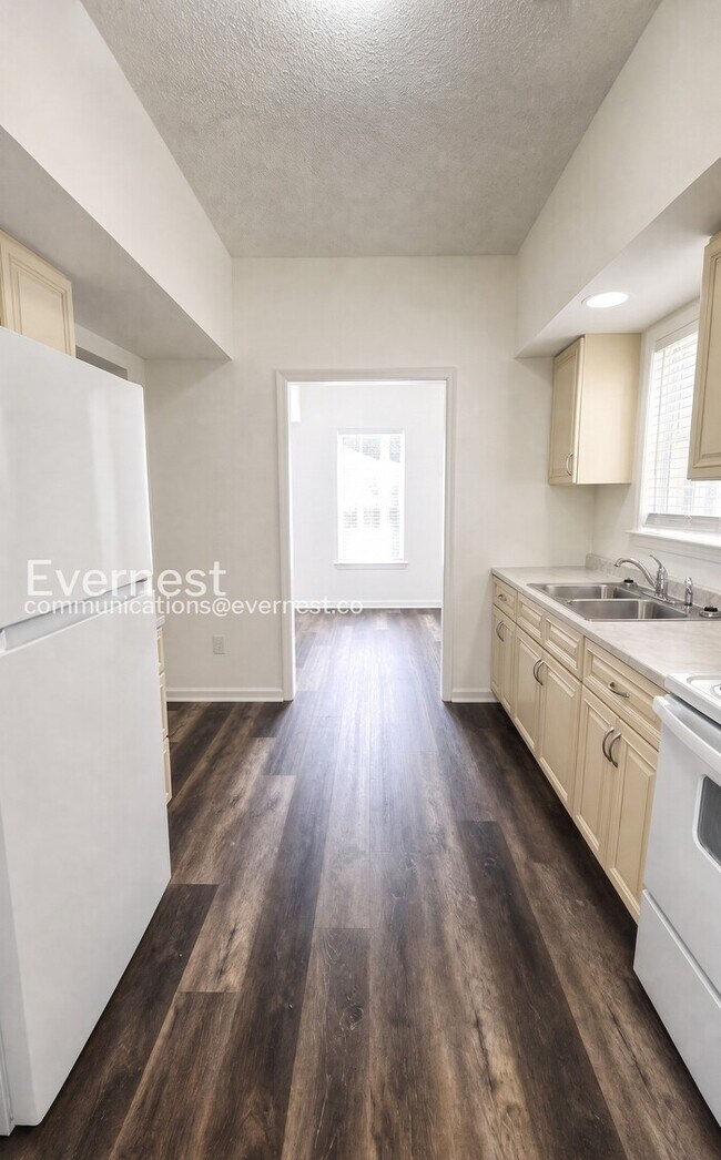 Building Photo - 3 Bed, 2 Bath Home with Off-Street Parking / Available Now!
