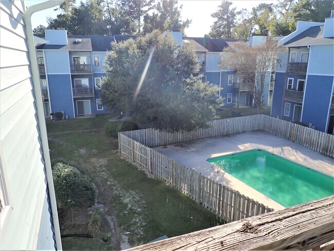 Outdoor pool and recreation area. - 4210 Wilshire Blvd