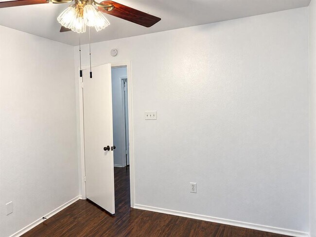 Building Photo - 1015 E Yager Ln