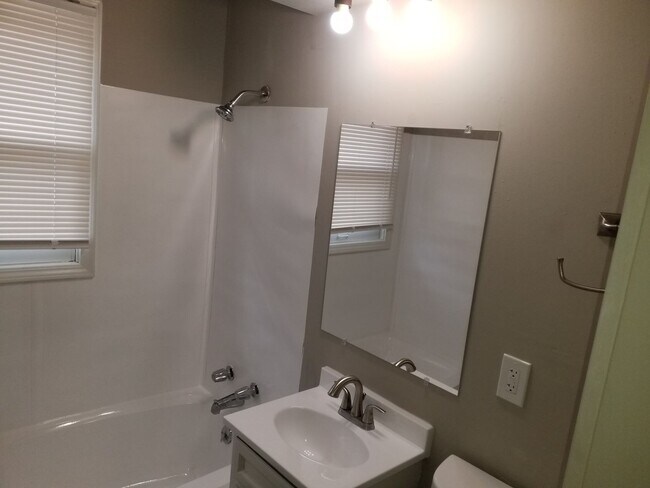 Building Photo - AVAILABLE NOW! Liberty Home 3 Bed 2 Bath 2...