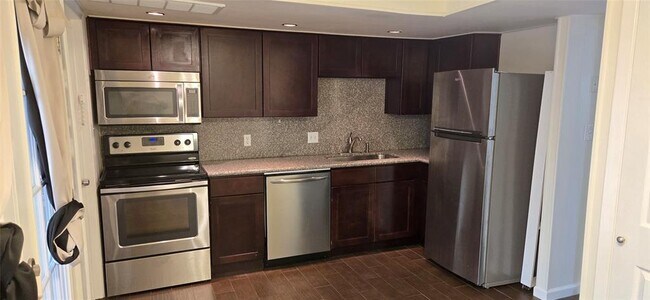 Building Photo - 8811 Dawnridge Cir