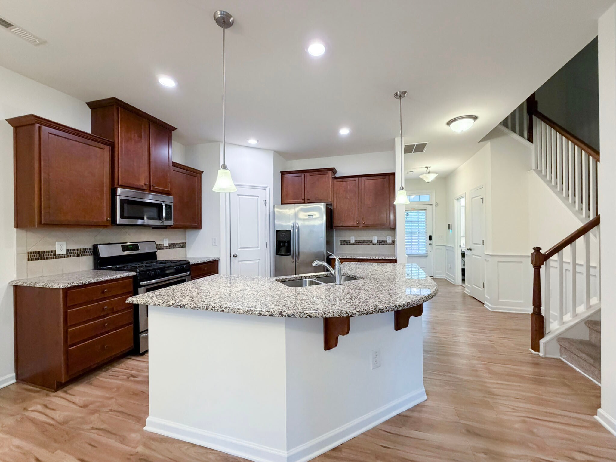 Building Photo - 907 Saratoga Dr