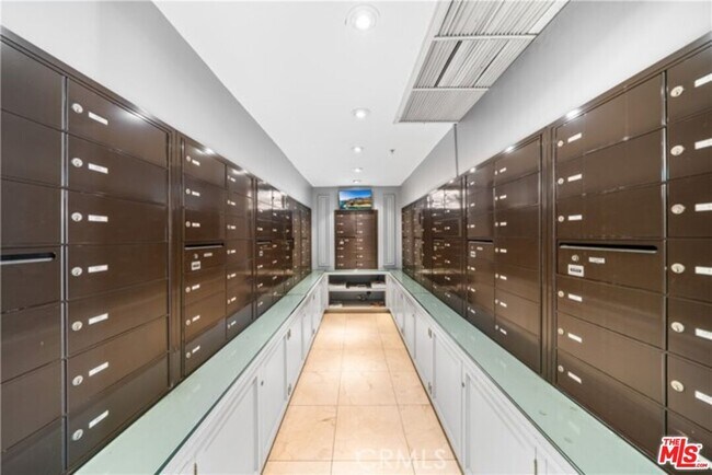 Building Photo - 10660 Wilshire Blvd
