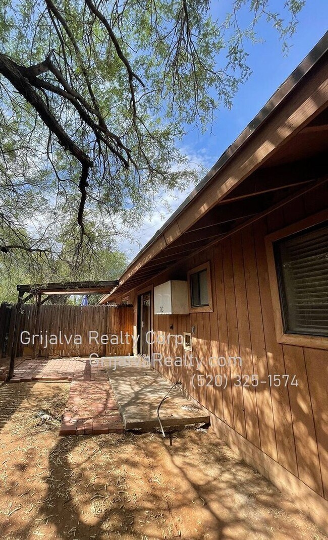 Building Photo - 2020 N Madelyn Ave