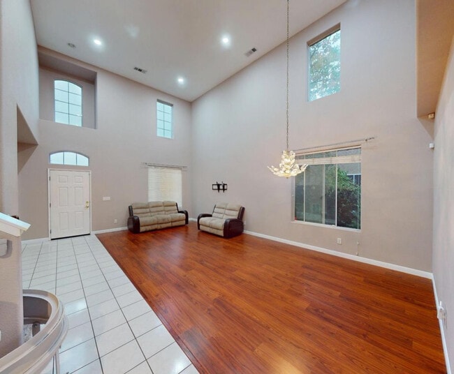 Building Photo - 2638 E Skyview Ave