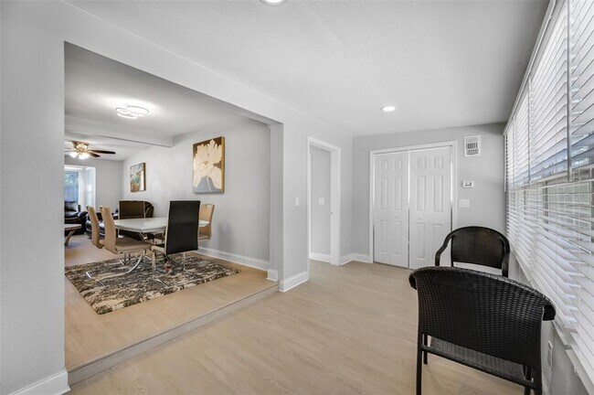 Building Photo - 1400 Poinciana Dr