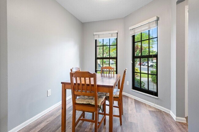 Building Photo - 10325 Hidden Springs Ct