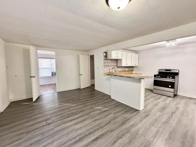 Building Photo - 35 Monroe Ave NE