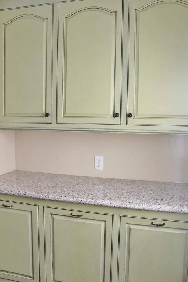 Building Photo - 3170 Strathmore Dr