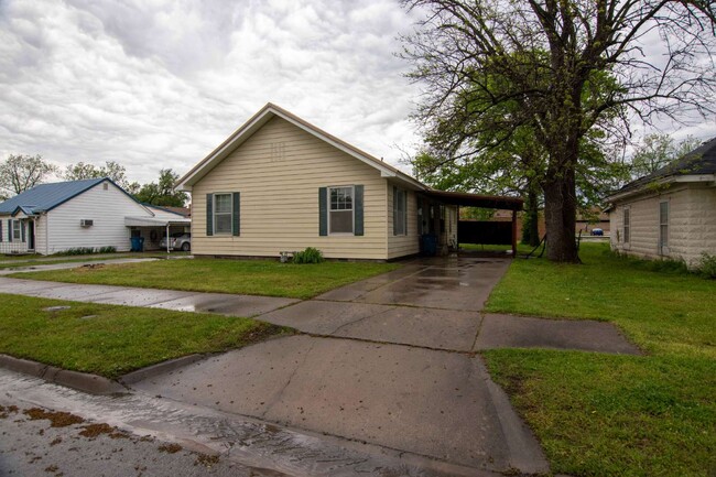 Primary Photo - 2 Bedroom 1 and 3/4 Bath Duplex