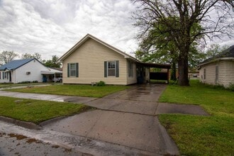 Building Photo - 2 Bedroom 1 and 3/4 Bath Duplex