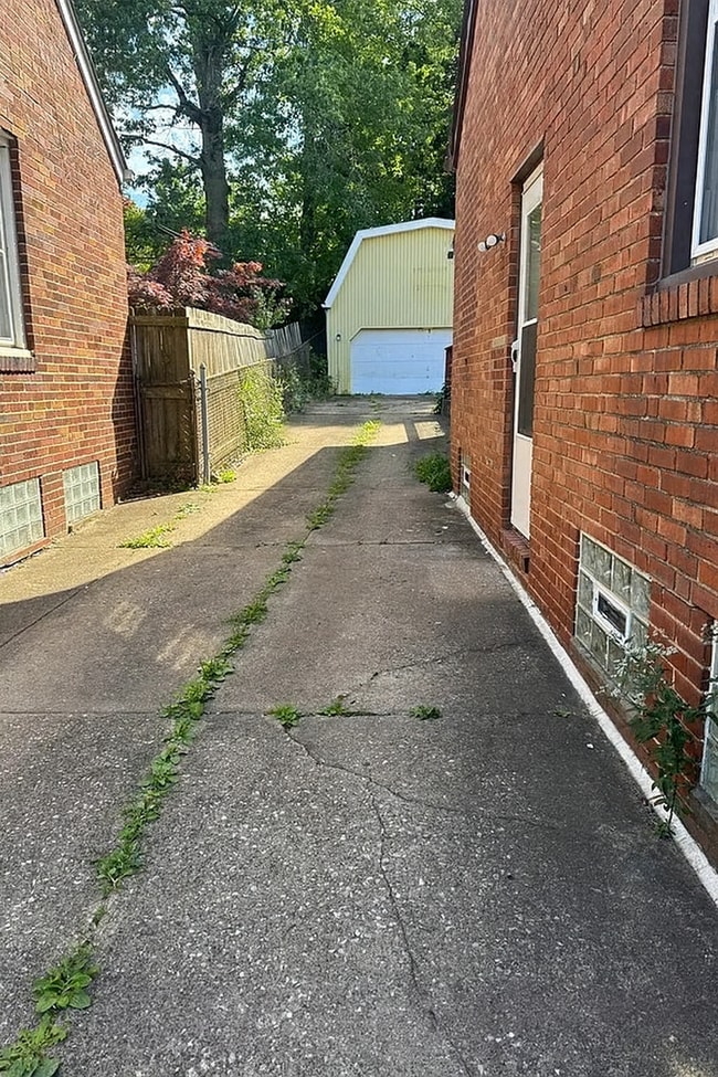 Building Photo - Newly Renovated 4BR/2BA Home – Cleveland, OH 44111