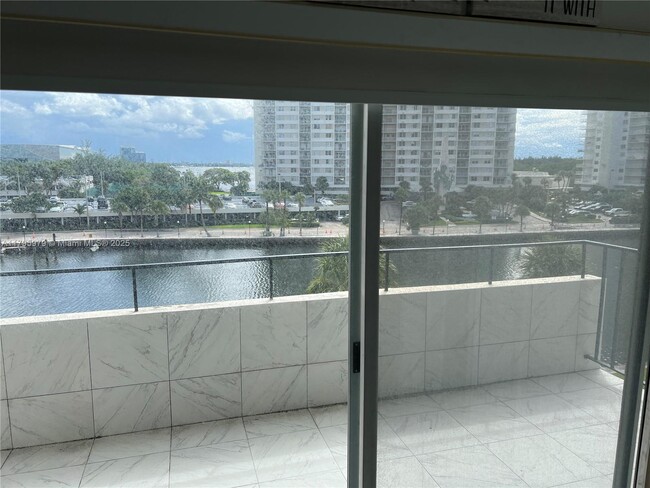 Building Photo - 220 Kings Point Dr