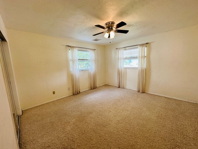 Building Photo - Spacious 2 Bedroom 2 Bathroom Seminole Home with Yard