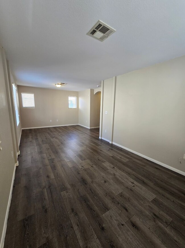 Building Photo - 3 BED, 2 1/2 BATH, 2 CAR GARAGE 2 STORY HO...