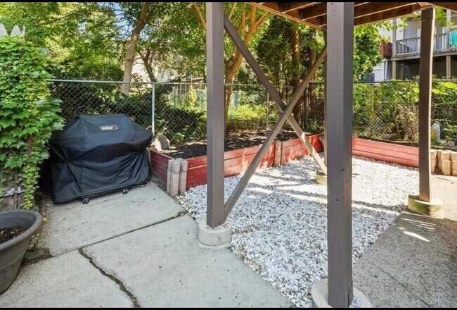 Building Photo - 171 Brooks St