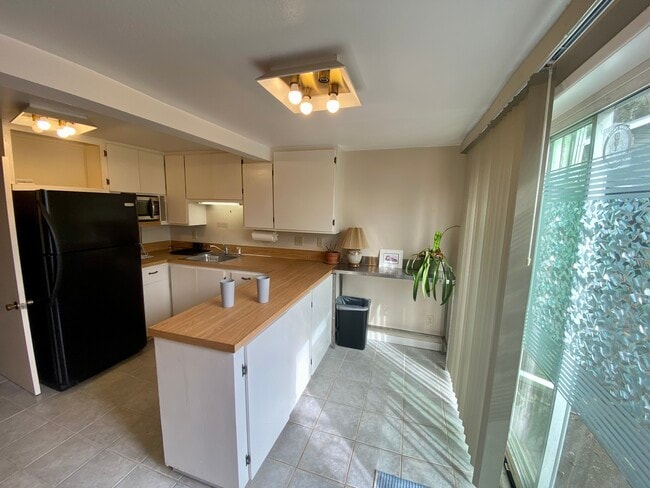 Building Photo - The Hawthorne Hideaway - Basement Dwelling