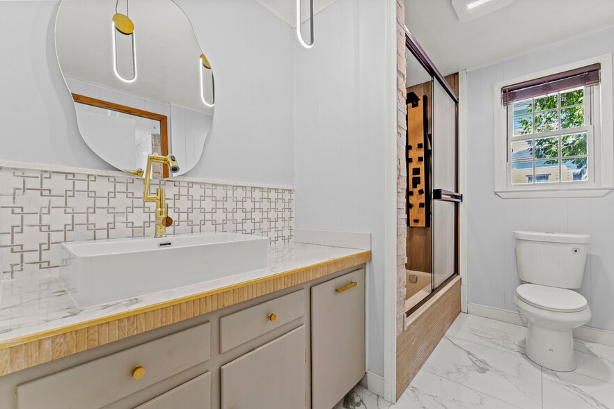 Building Photo - 210 Raymond Rd