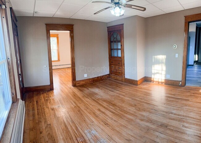 Building Photo - 584 Pleasant St