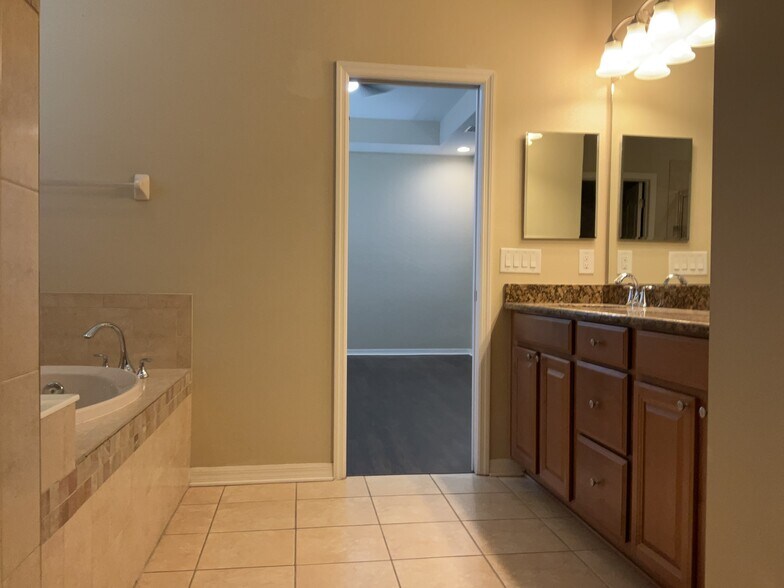 Building Photo - 16017 Loneoak View Dr