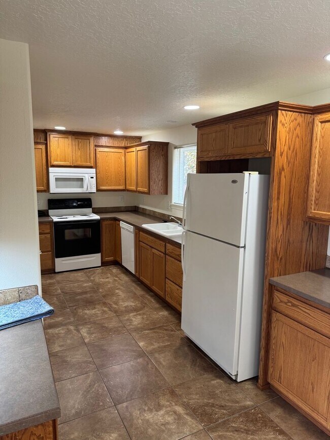 Building Photo - 337-339 Tracy Court Monmouth, OR 97361