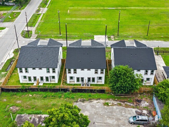 Building Photo - 8449 Furray Rd