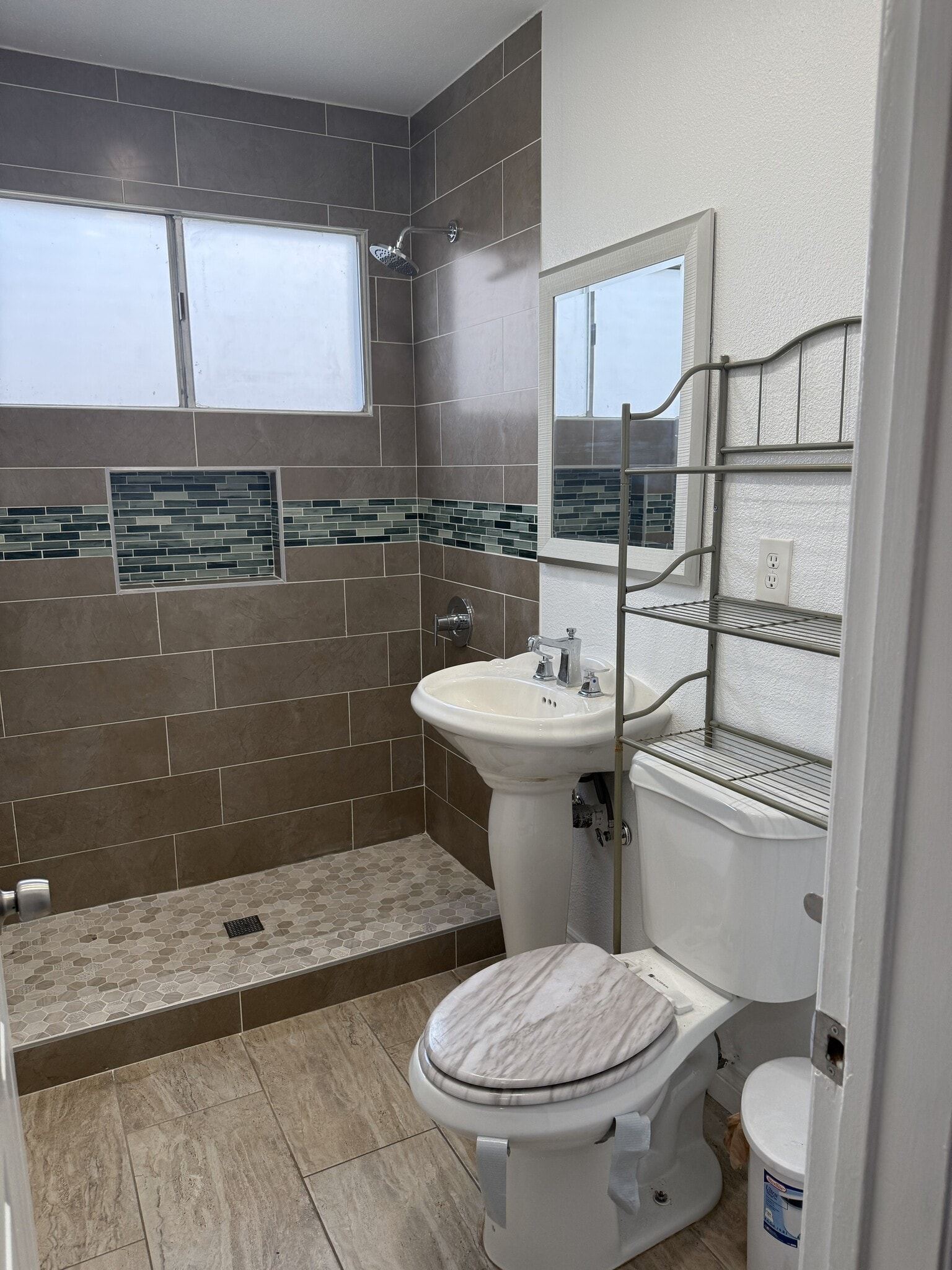 Building Photo - 665 Larimore Ave