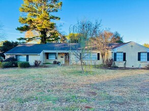 Building Photo - 4 Bedroom with Charming Spaces, Endless Possibilities