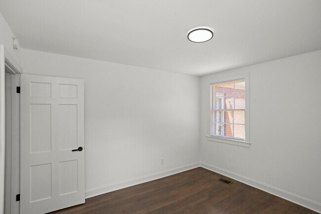 Building Photo - 1001 Horseshoe Dr