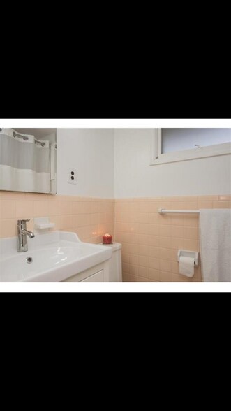 Building Photo - 2711 W 71st Terrace