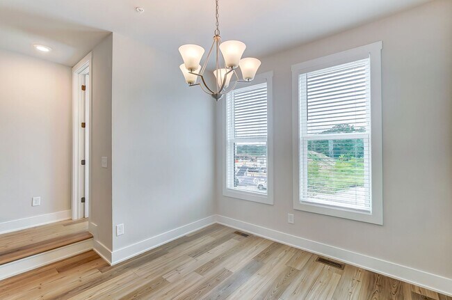 Building Photo - 3 Bedroom Townhome minutes from South End!