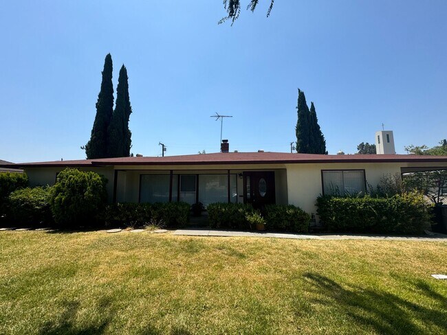 Building Photo - Alhambra 3 bedrooms, 2 baths single house