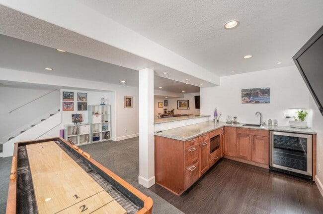 Building Photo - 4220 Ravenna Pl