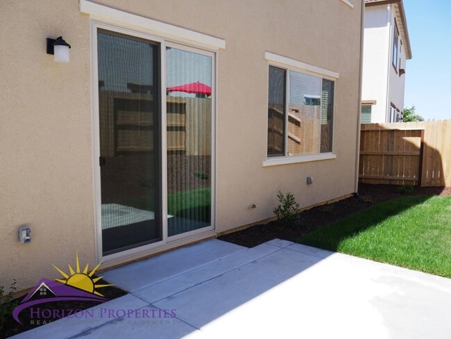 Building Photo - Modern Two-story 3 Bed 2.5 Bath 1,638 sqft Rancho Cordova Solar Home