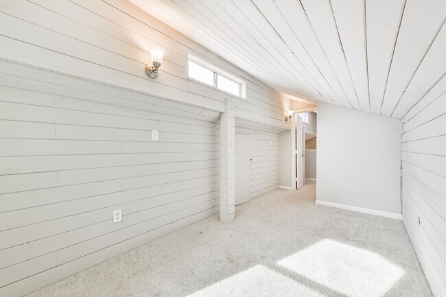 Building Photo - 305 Red Haven Dr