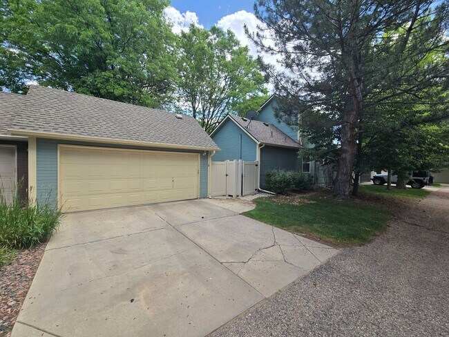 Building Photo - 3B/3B in The Shores with Finished Basement and 2 Car Garage!