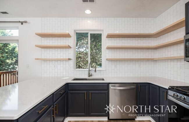 Building Photo - Recently Renovated 3 Bed, 2.5 Bath w/ Offi...
