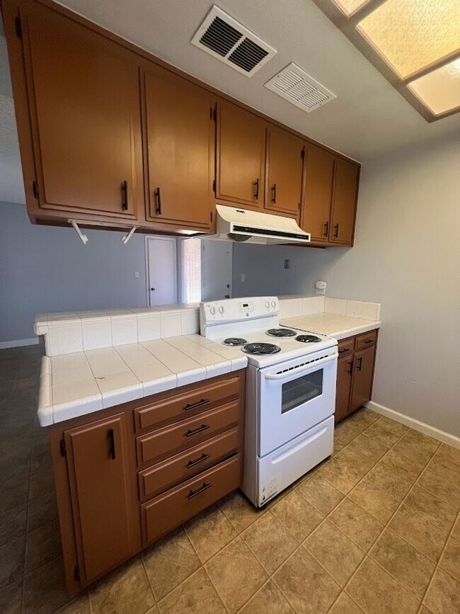 Building Photo - 4416 Parkwood Ct 93309
