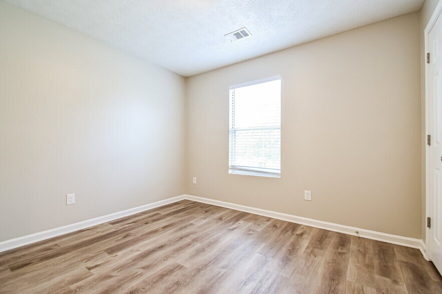 Building Photo - 6149 Raleigh Oaks Ct