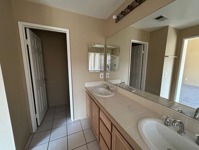 Building Photo - Spacious single story 3 bedroom home seeking new family!