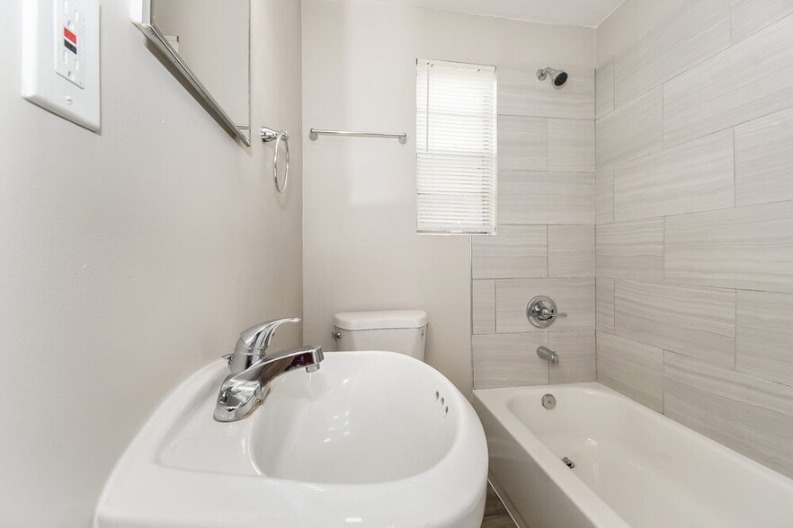 Building Photo - 2240 Grand St