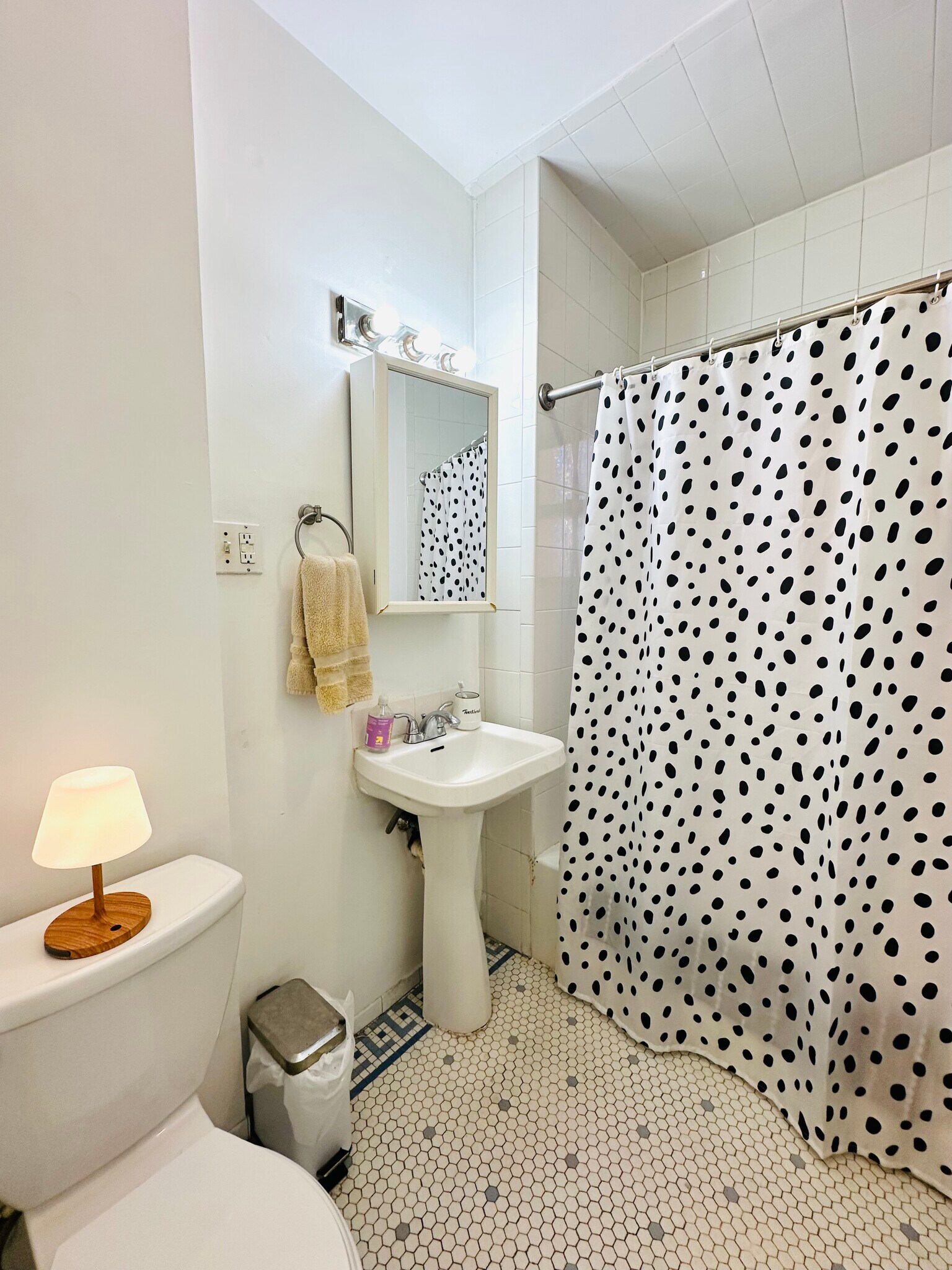 Building Photo - 458 Park Dr