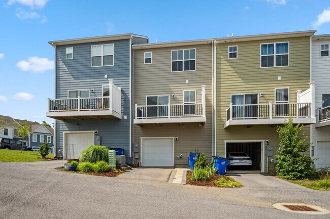 Building Photo - 3 bed/ 3 1/2 bath.  Dog Friendly.