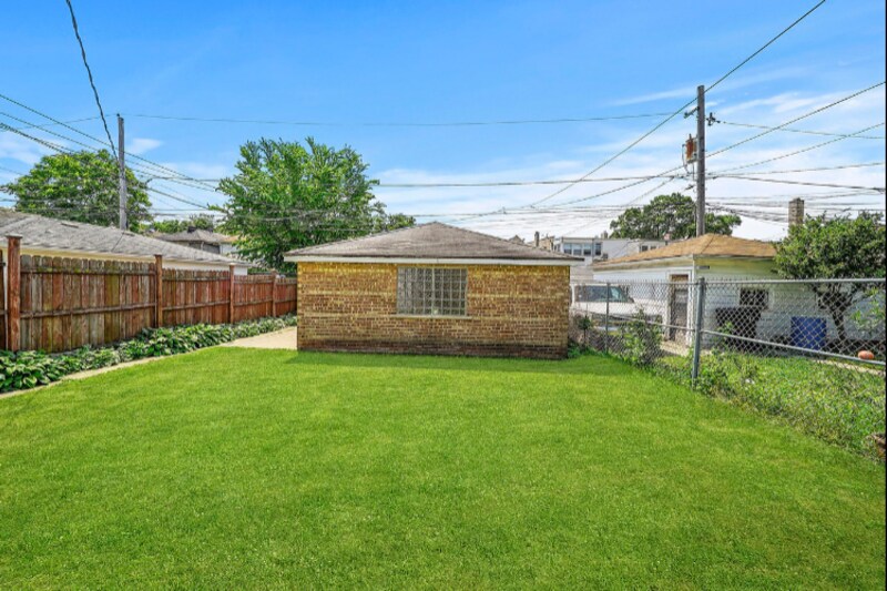 Building Photo - 2242 N Lavergne Ave