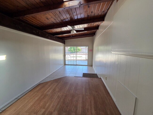 Building Photo - Newly available