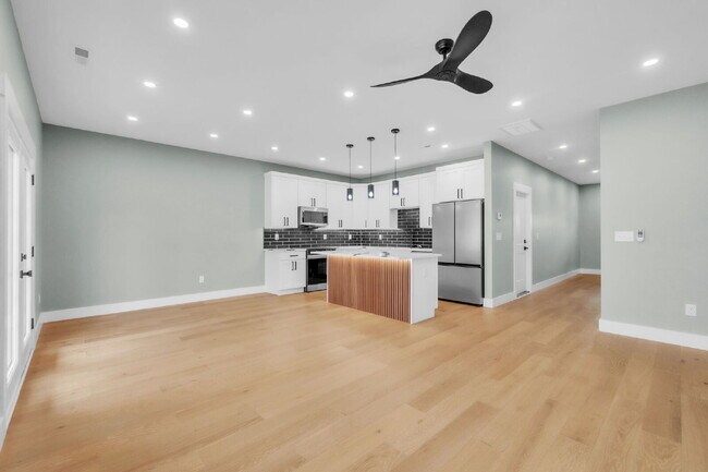 Building Photo - Updated 3-Bedroom, 2.5-Bathroom Townhome Gem in Landrum