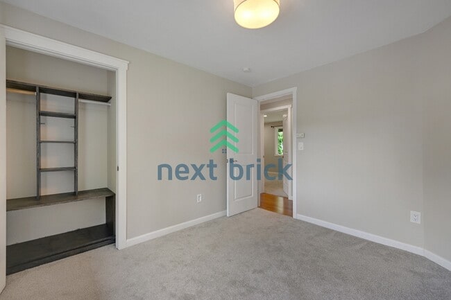 Building Photo - Move-In Ready 4 Bedroom Home in Prime Bellevue Location