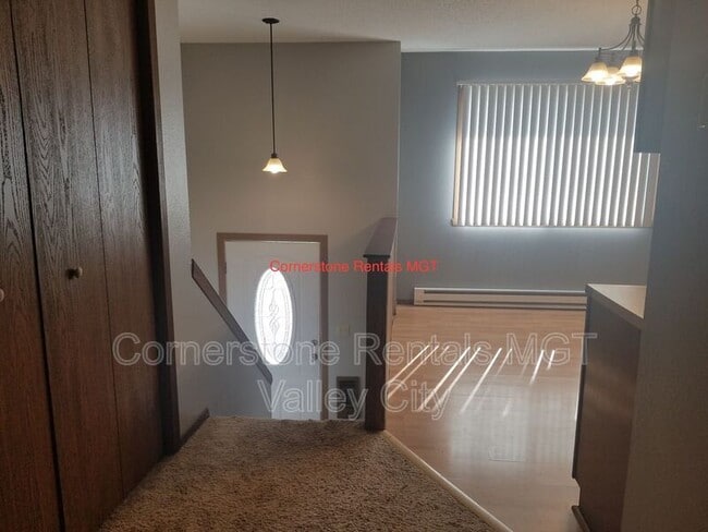 Building Photo - 918 9th Ave SE