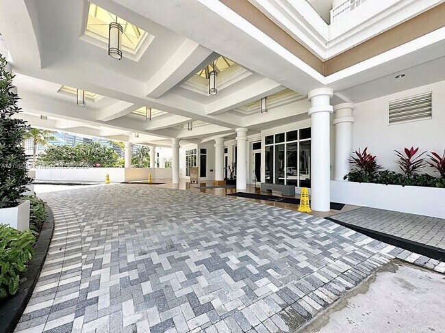 Building Photo - 801 Brickell Key Blvd