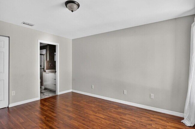Building Photo - 301 Club Cir